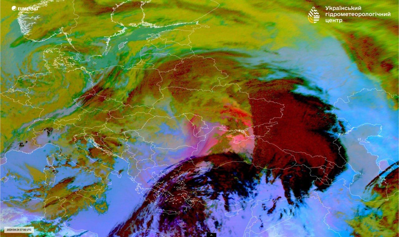 "Цветные" осадки: пыль из Сахары добралась до Украины