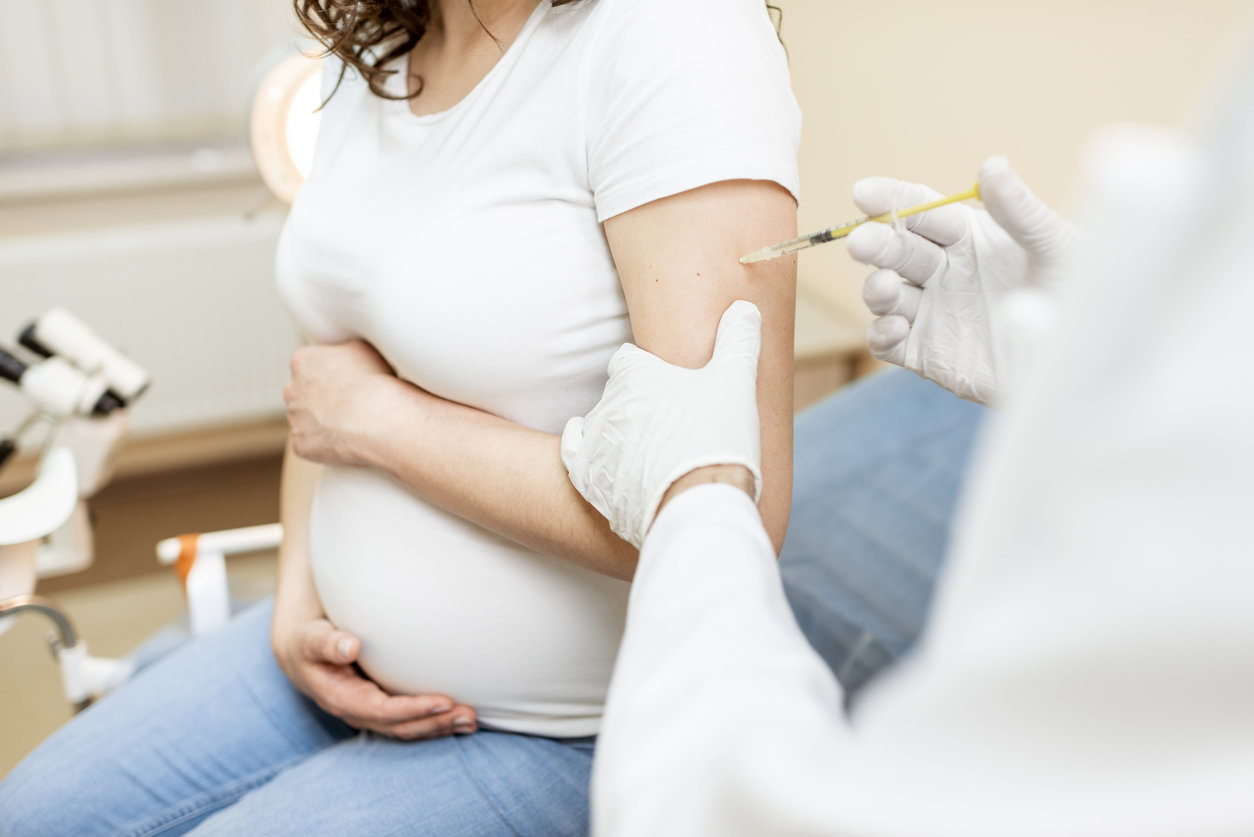 Вакцинация беременных снижает риск госпитализации младе...