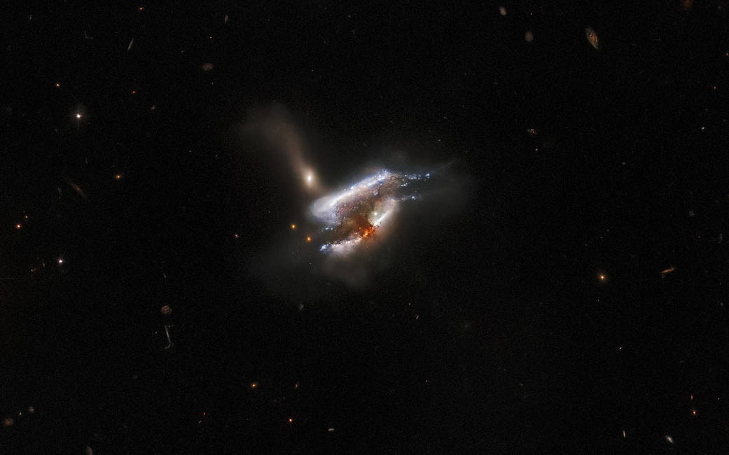 «Габбл» зафиксировал тройное слияние галактик