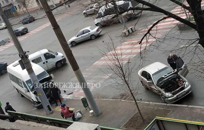 ДТП у середмісті Запоріжжя: Зіштовхнулись маршрутка та легкова автівка