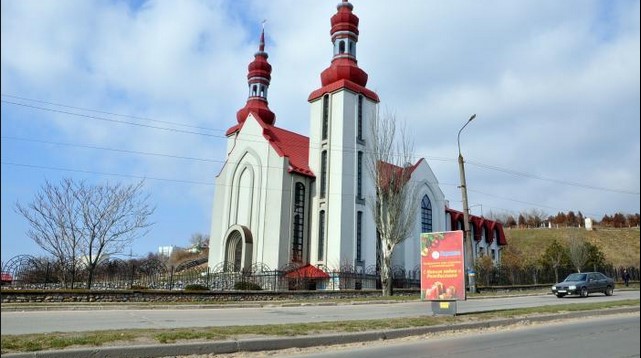 «Крадіжка під прикриттям окупації»: Росіяни намагаються вивезти унікальний орган із костелу в Бердянську