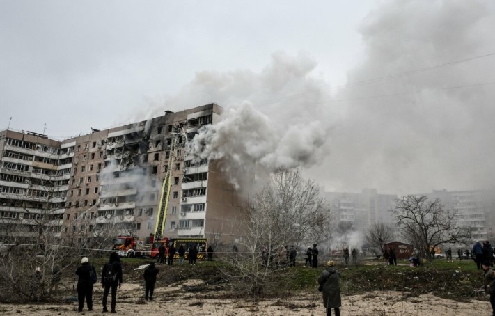 Підʼїзд девʼятиповерхівки у Запоріжжі після обстрілу визнали непридатним для проживання