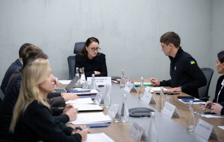 Кабмін провів виїзне засідання у Запоріжжі: уряд перерозподілив сотні мільйонів на медицину, освіту та прифронтові регіони