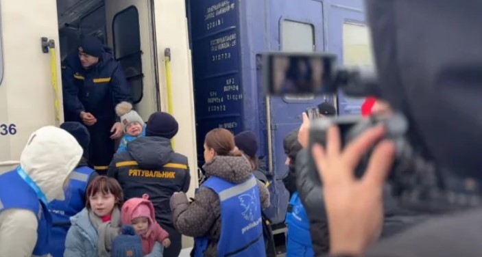 Перші родини з Запоріжжя евакуйовані до Мукачевого: 20 дітей у безпеці