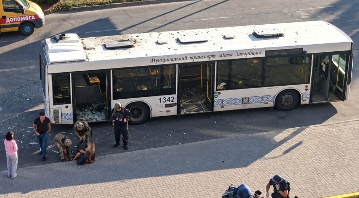 FPV-дрон атакував автобус в Запоріжжі: Троє поранених на Космосі — ВІДЕО