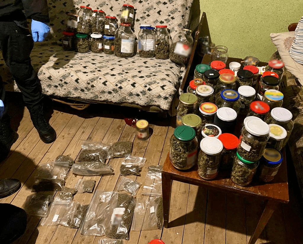 У мешканця Ужгородщини правоохоронці виявили 51 банку з марихуаною