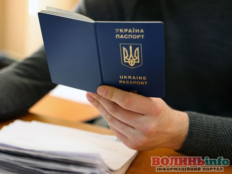 Українці за кордоном не можуть оформити паспорт: консульським установам заборонили надавати послуги громадянам призовного віку