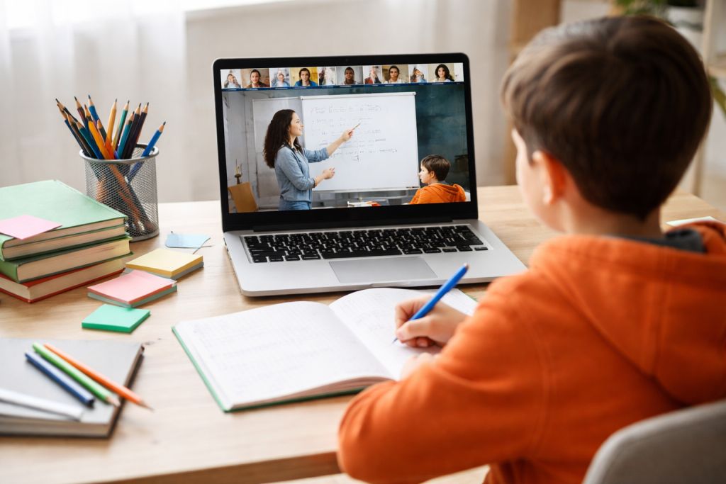 Харківські школярі повертаються до навчання після зимових канікул...