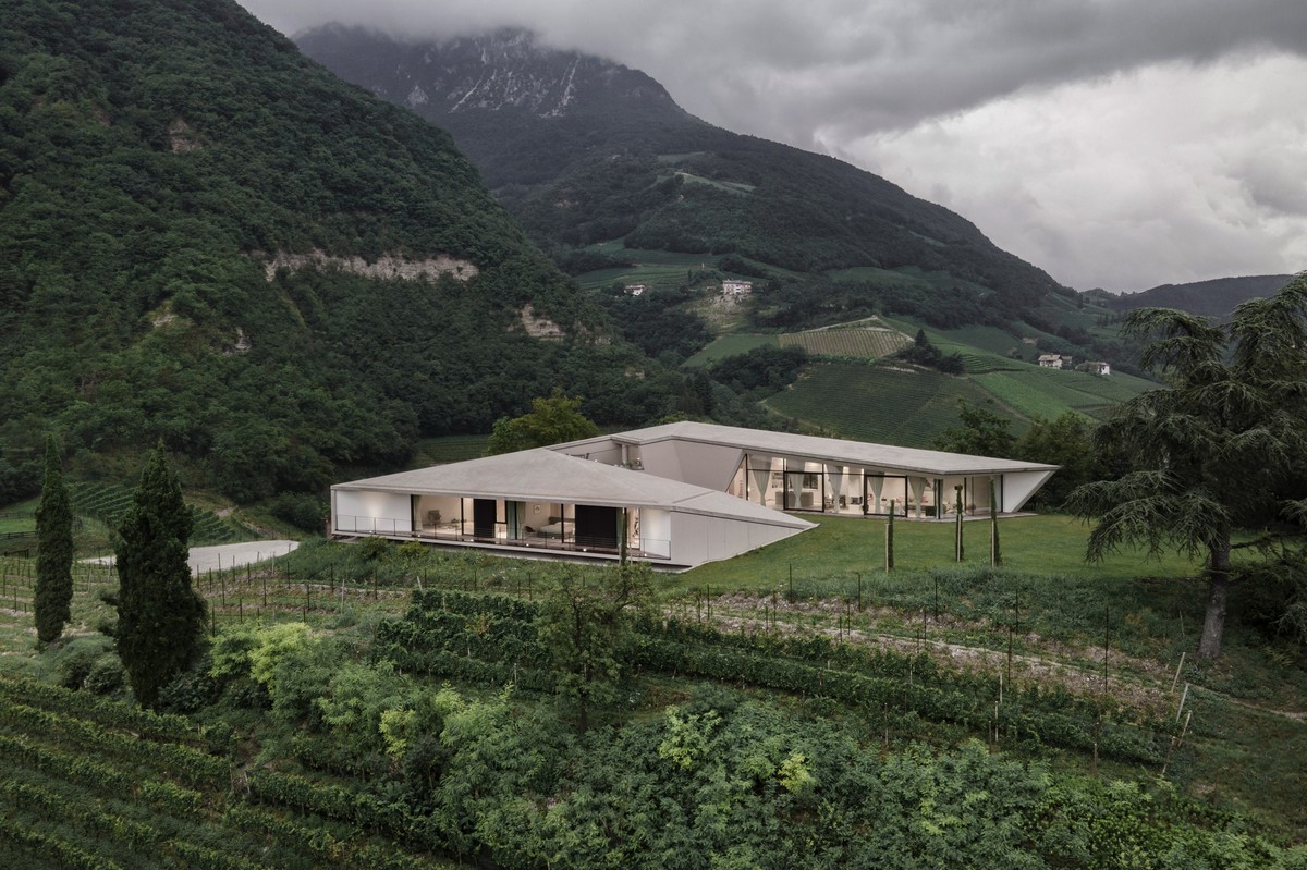Современный дом из бетона и стекла среди виноградников в Италии