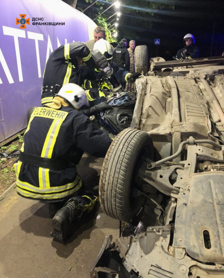 У Франківську на Набережній рятувальники витягали постраждалого з перекинутої автівки