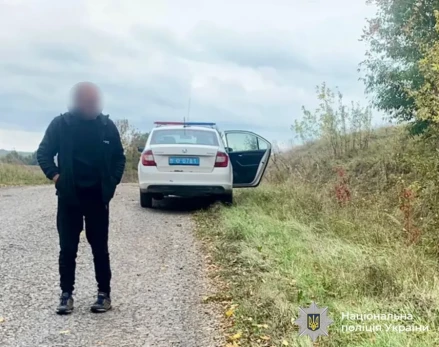 У Більшівській громаді покидьок тягнув собаку за авто на ланцюгу, а потім залишив її у полі помирати