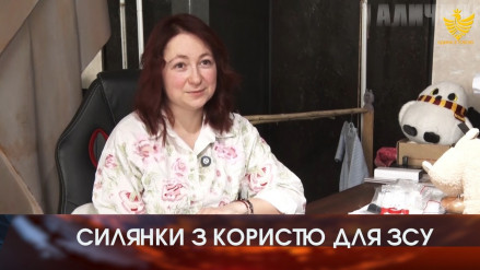 Франківська волонтерка Галина Тягур плете силянки, які продають для підтримку армії