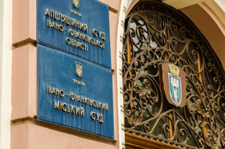 У Франківську оштрафували чоловіка за напад на підлітка після прохання матері сфотографувати авто