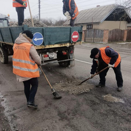 Мер Коломиї пояснив, чому ями в місті латають не холодним асфальтом, а щебенем і бруківкою