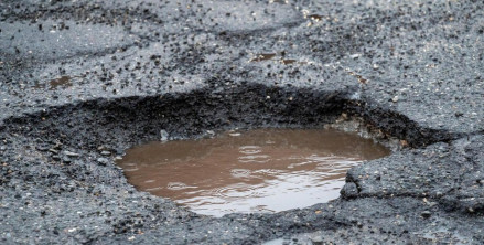 Головний інженер «ПБС» уникнув покарання за пошкодження «Ауді» через вибоїну в Угринові