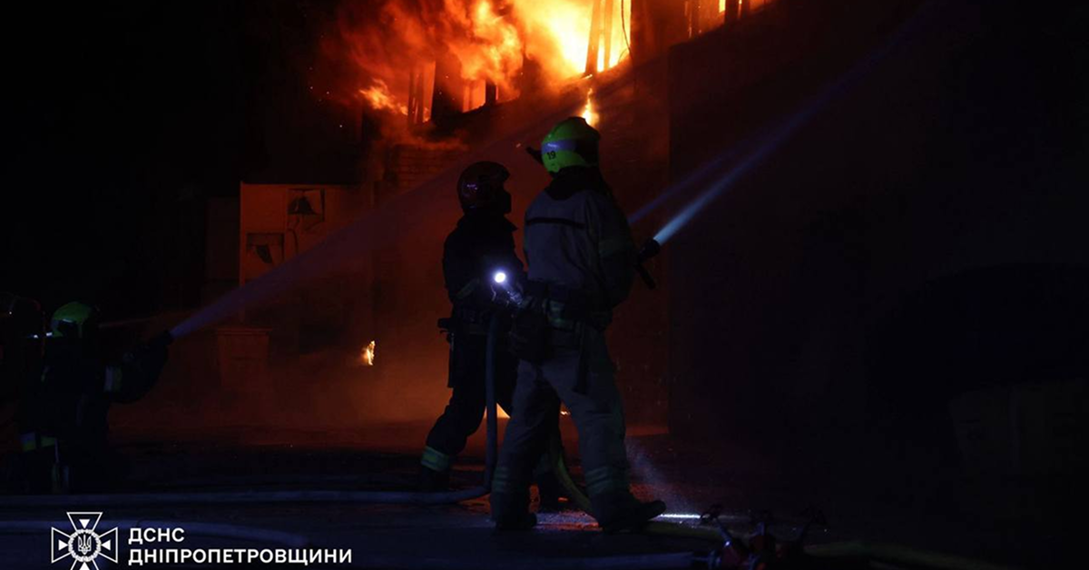 В Днепре в результате атаки врага возник пожар на территории гражданского предприятия