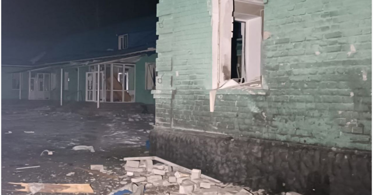 россия атаковала Днепропетровщину: повреждены предприятия, здание и гимназия