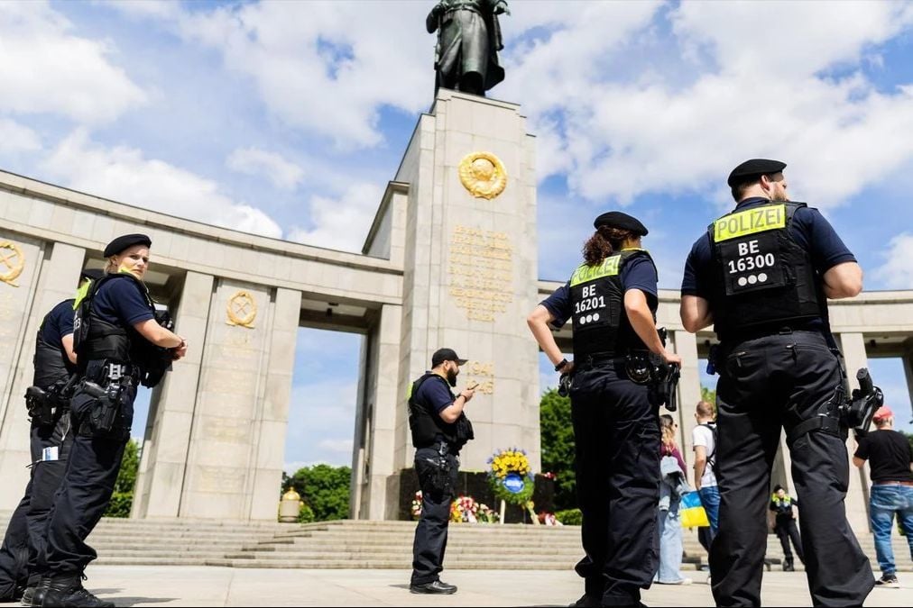 Флаги РФ, Беларуси и СССР под запретом в Берлине 8 и 9 мая