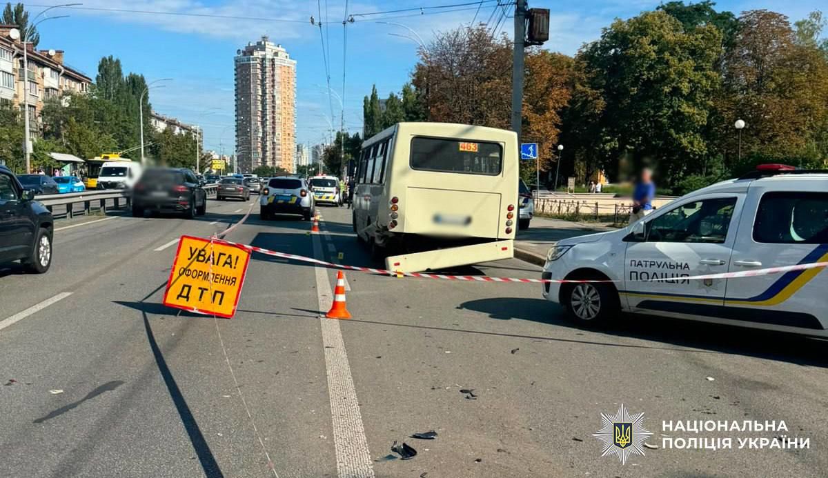 В Киеве 23-летний водитель Volkswagen врезался в остановку, что привело к жертвам и раненым