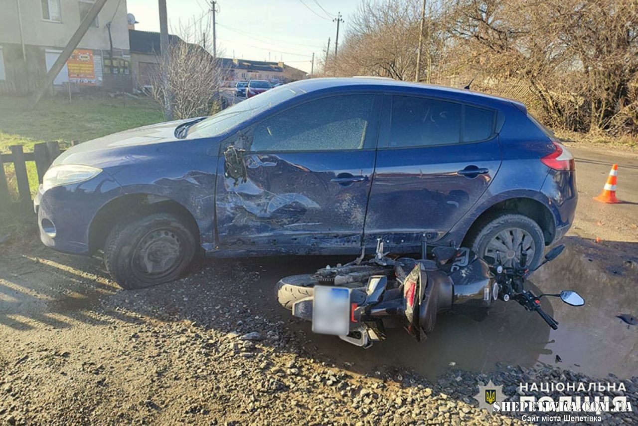 На Шепетівщині підлітки на мотоциклі влетіли у авто, пасажир у лікарні