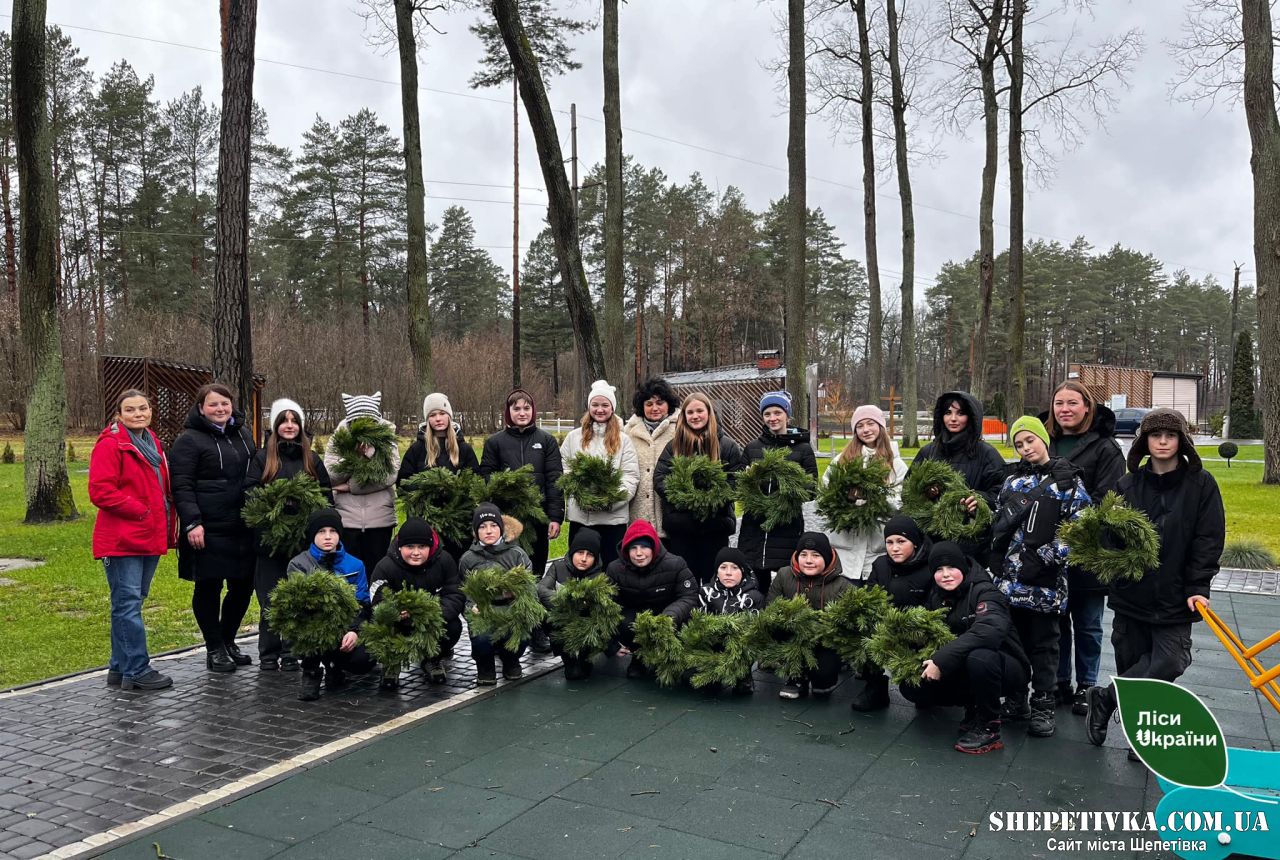 «Юнацька варта» Шепетівського НВК №3 плела традиційні святкові віночки