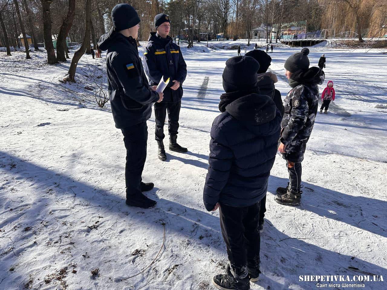 У шепетівському парку відвідувачам нагадали правила поведінки на льоду