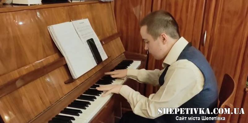 Зібрав 250 тис грн на ЗСУ: житель Шепетівщини із аутизмом займається музикою та волонтерить