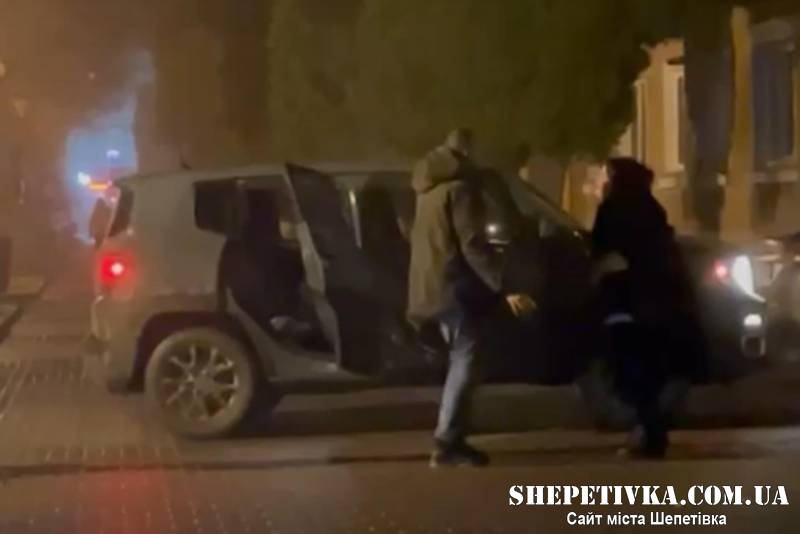 Чоловік та жінка танцювали під російську музику на алеї Героїв: як їх покарали