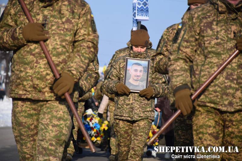 «Людина зі сталі та світлої душі»: Шепетівка попрощалася з 26-річним сержантом Іваном Меленчуком