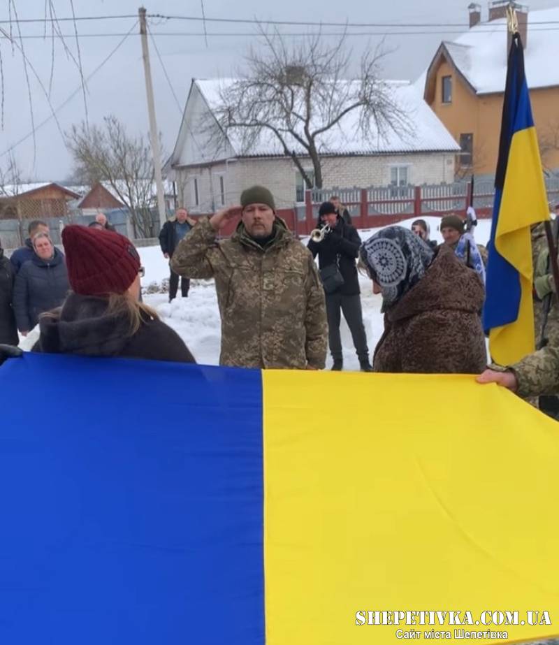 Майже 3 роки віддано боронив рідну землю: шепетівчани прощались із Сергієм Писарівкою