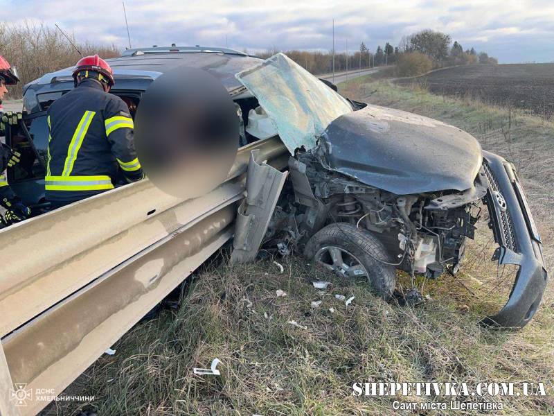 Затисло в металевій пастці: рятувальники вирізали пасажира з понівеченої Toyota