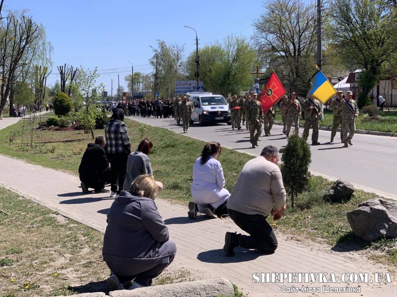 Не встиг навіть розпакувати валізи і пішов воювати: cлавутчани прощались із Сергієм Миронюком