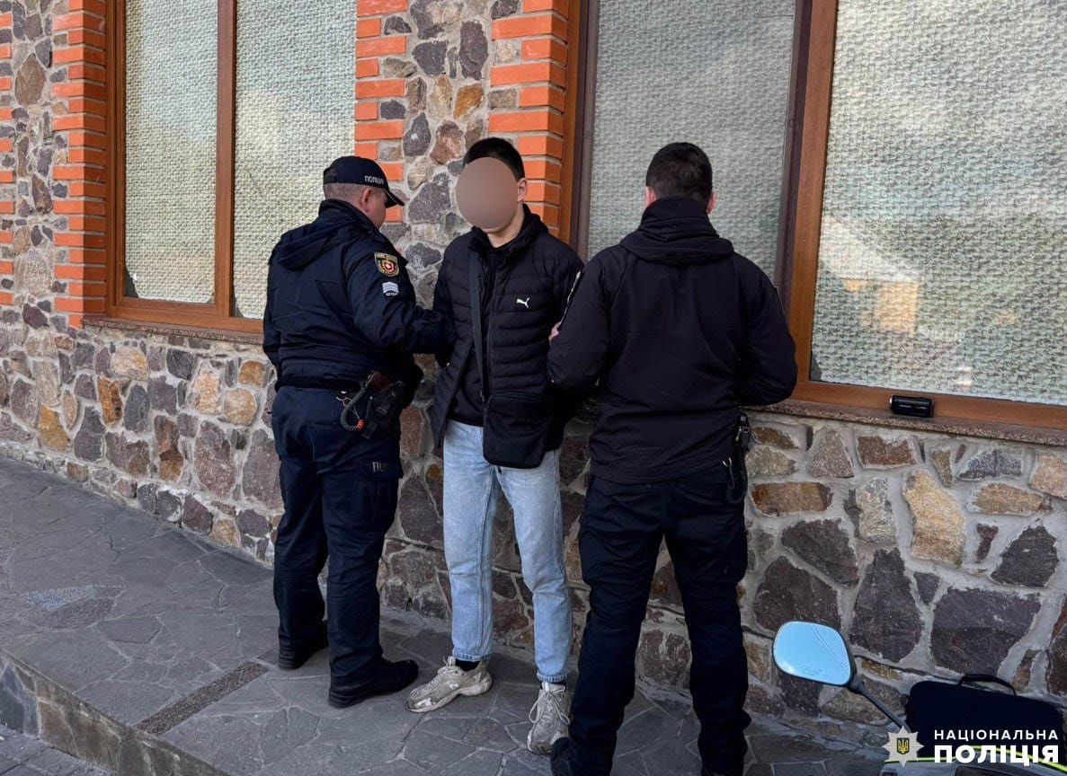 На Рівненщині поліцейські взяли у кайданки вуличного збувача наркотиків. ФОТО