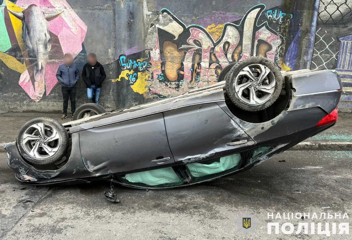 Внаслідок ДТП у Львові перекинувся один із автомобілів, серед поранених - дитина. ФОТО