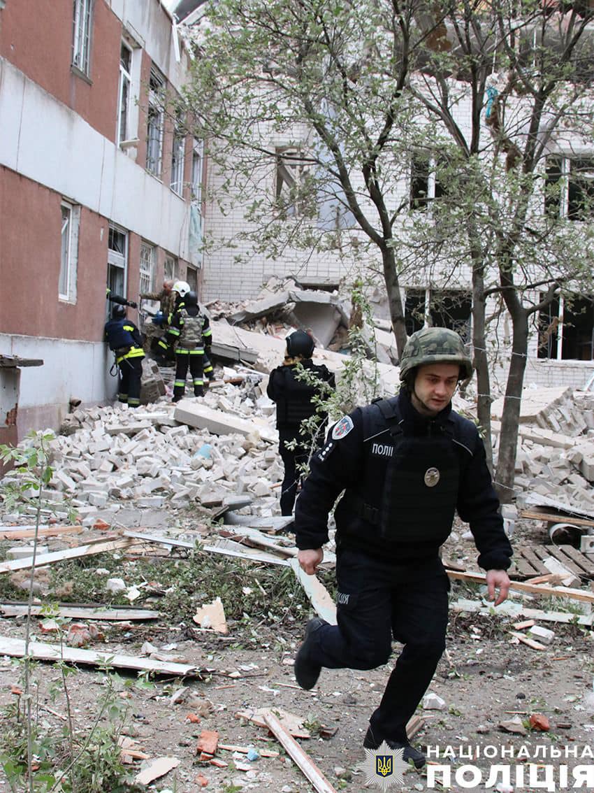 У Чернігові завершено пошуково-рятувальну операцію на місці вчорашнього ракетного удару. ФОТО