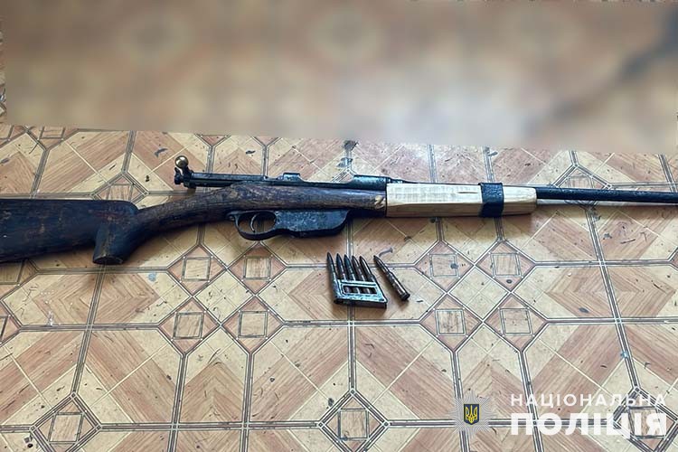На Тернопільщині двом чоловікам закидають незаконне поводження зі зброєю, - поліція