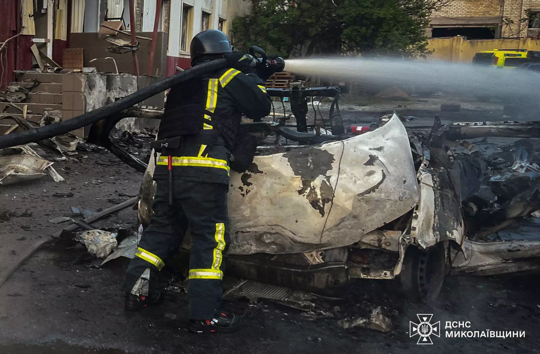 У Миколаєві під час ліквідації пожежі автомобілів постраждали 5-ро рятувальників. ВІДЕО
