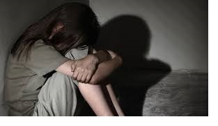 На Сумщині за систематичне ґвалтування однієї доньки та сексуальне насильство щодо іншої судитимуть нелюда
