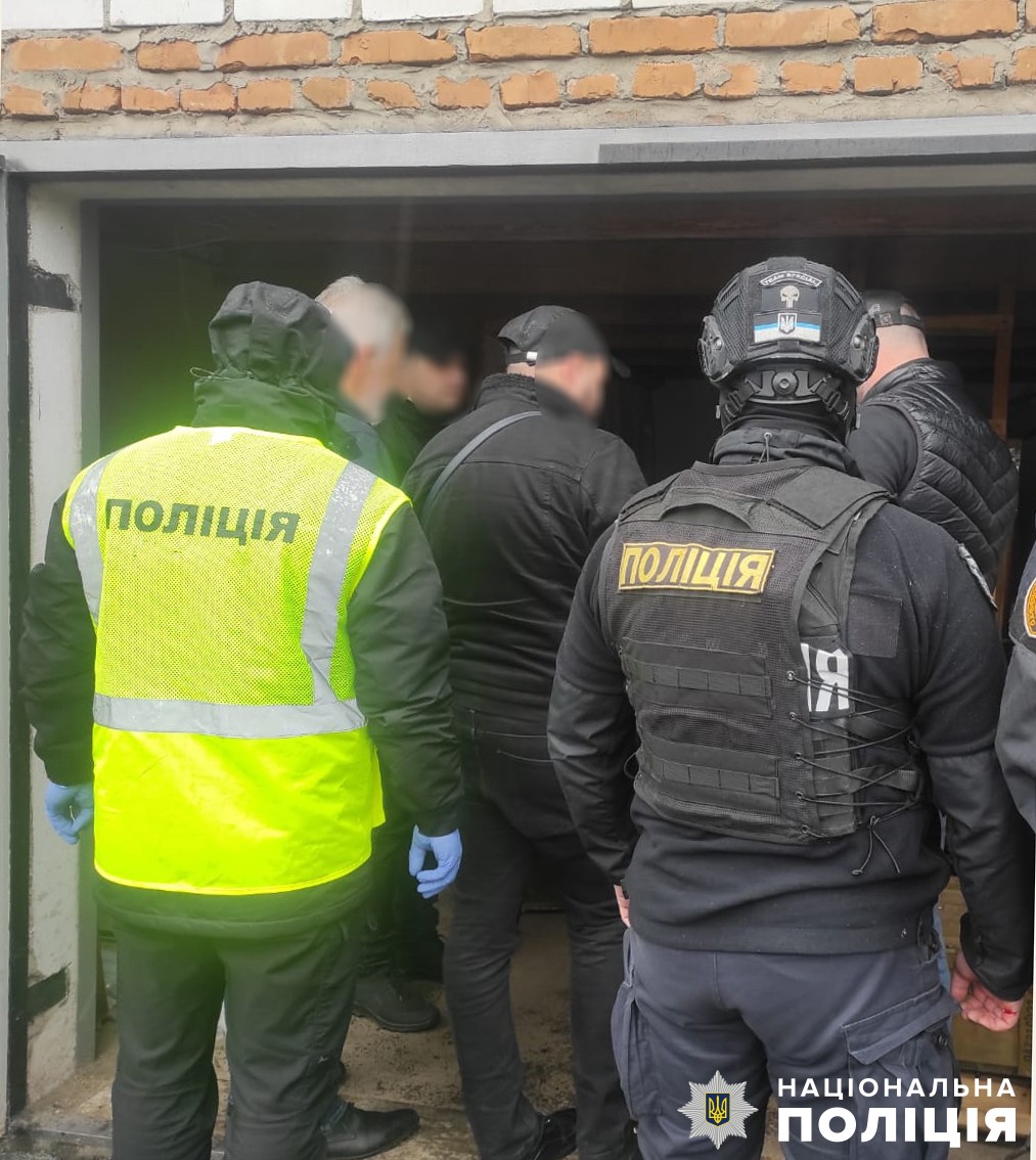 На Житомирщині поліцейські виявили у гаражі потужний арсенал зброї та боєприпасів. ФОТО