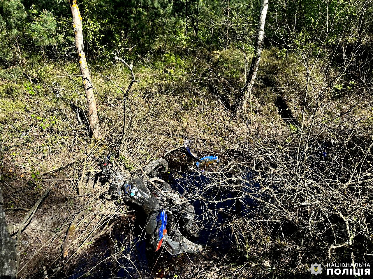 На Рівненщині жителька Сарненського району помітила у рівчаку тіло загиблого у ДТП мотоцикліста. ФОТО