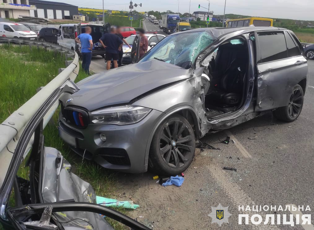 На Львівщині після тарану з фурою «BMW X5» влетів у відбійник, троє людей у лікарні. ФОТО