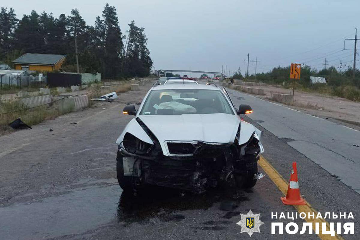 На Житомирщині легковик влетів у перешкоду, його молодий пасажир потрапив до реанімації. ФОТО