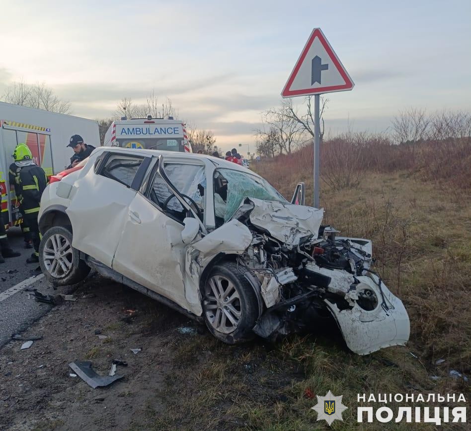 ДТП на Львівщині: внаслідок зіткнення легковика та фури загинули двоє людей. ФОТО