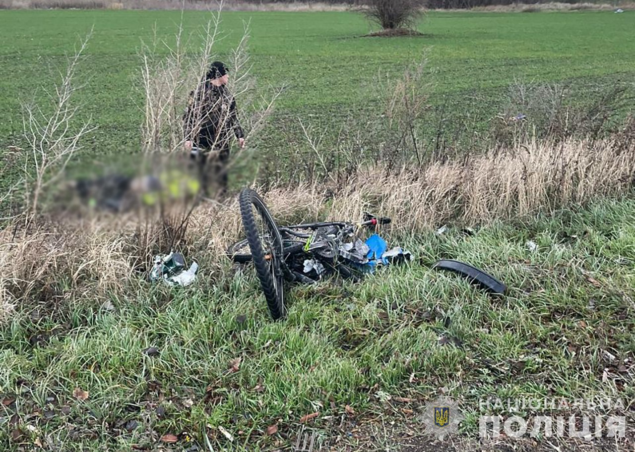 На Запоріжжі внаслідок карколомної ДТП загинув велосипедист та перекинувся легковик