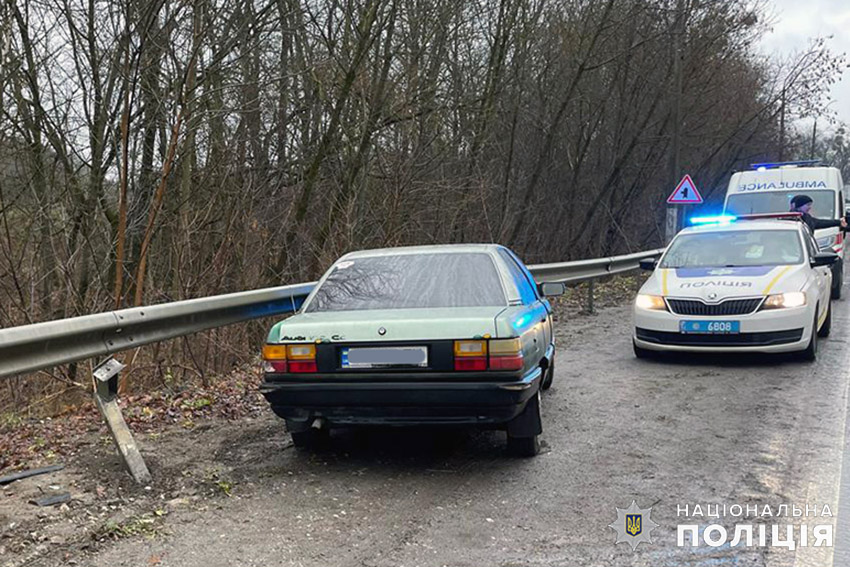 У Хмельницькому легковик врізався у фуру та протаранив відбійник, є загиблий