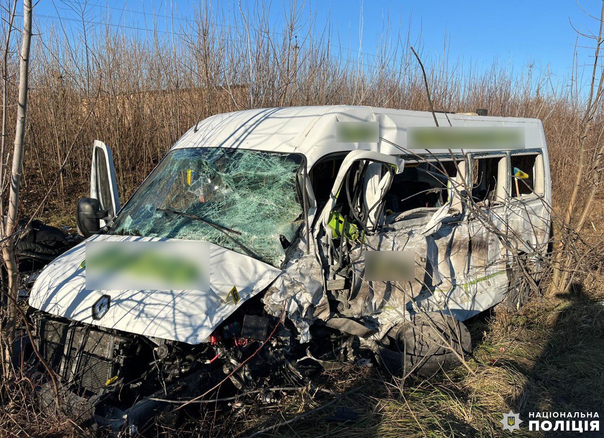 На Рівненщині внаслідок карколомної ДТП постраждали 9-ро людей, - поліція. ФОТО