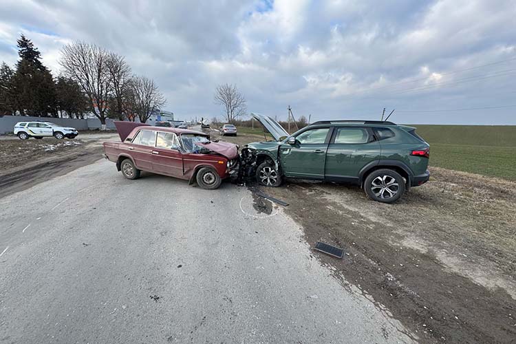 Внаслідок зіткнення трьох автомобілів на Тернопільщині двоє людей потрапили до лікарні