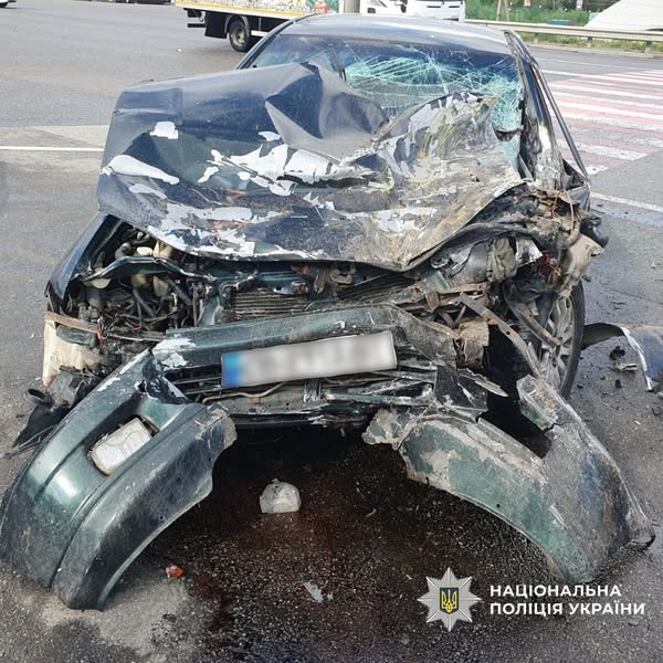 У Харкові внаслідок ДТП за участю легковиків та автобусу постраждали двоє людей. ФОТО