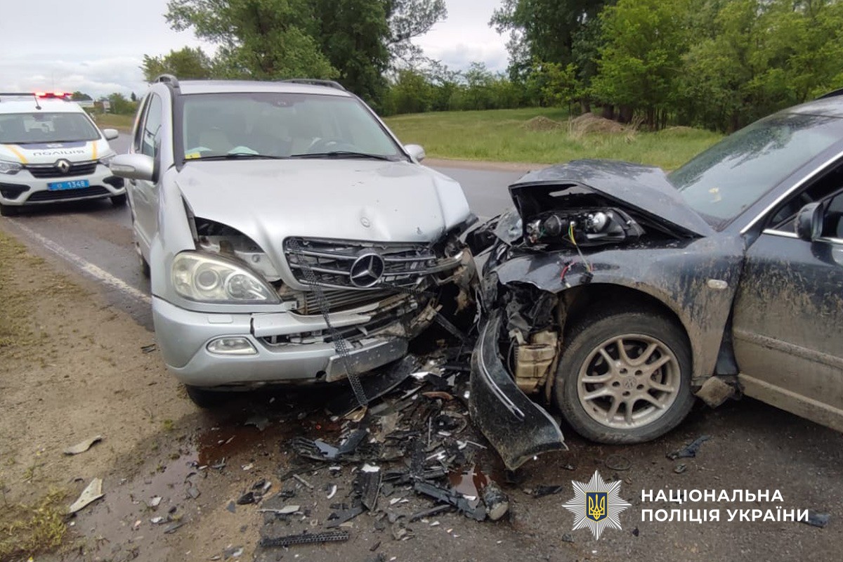 Внаслідок ДТП на Буковині постраждала літня пасажирка одного з автомобілів-учасників. ФОТО