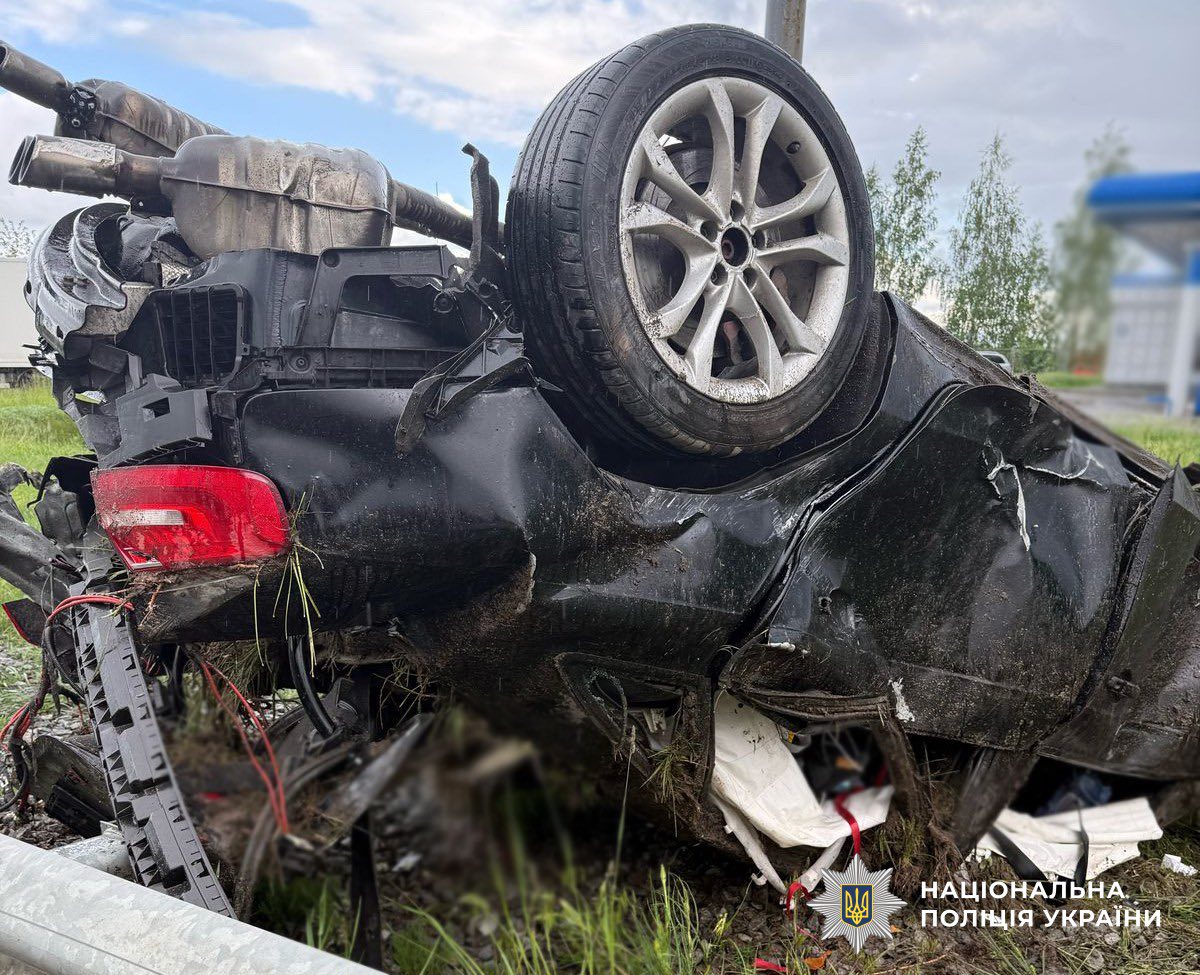 На Житомирщині після тарану з відбійником перекинувся легковик: є загибла та поранені. ФОТО